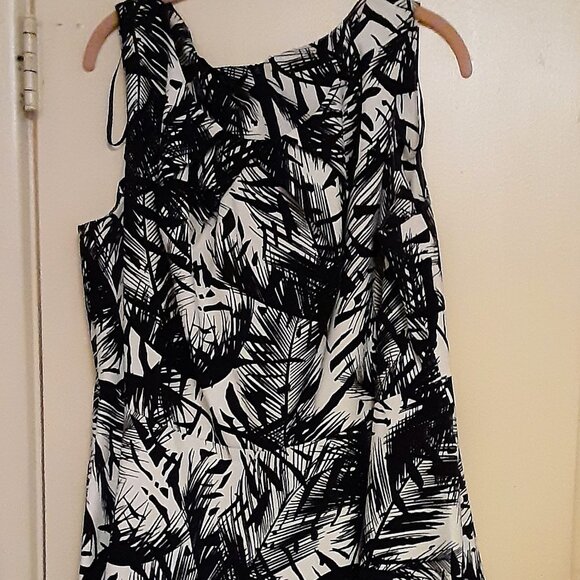 Size 16-18 sleeveless dress with a really fun print. - Picture 1 of 3